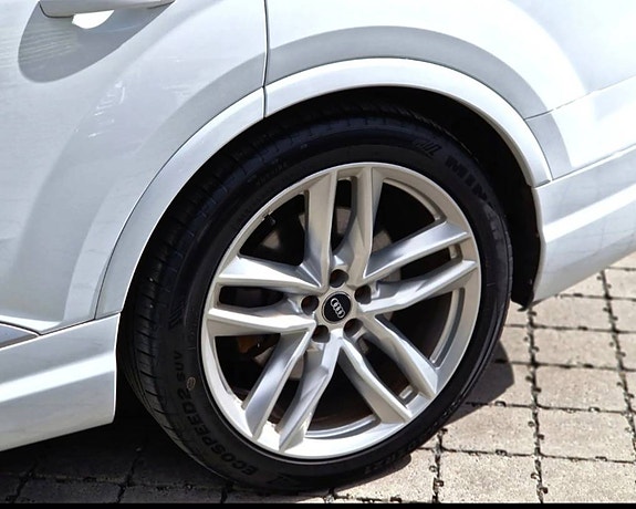Audi Q7 2 of 5