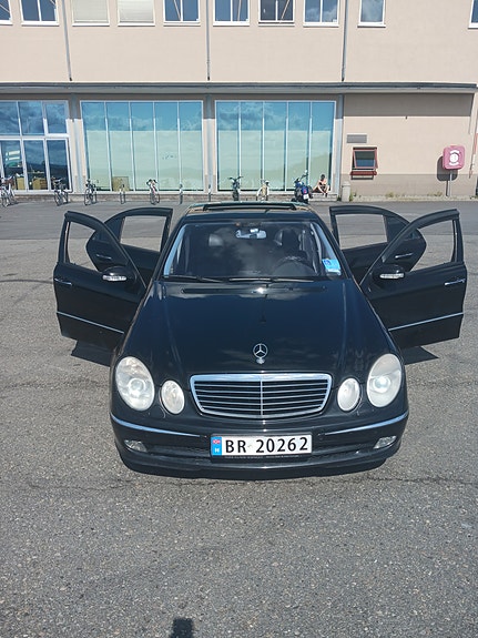 Mercedes-Benz E220 4 of 10