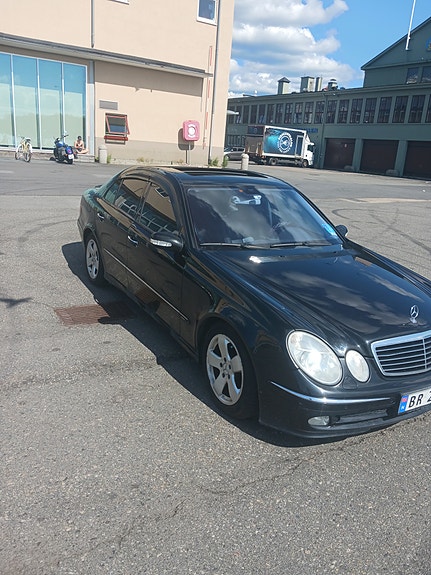Mercedes-Benz E220 2 of 10