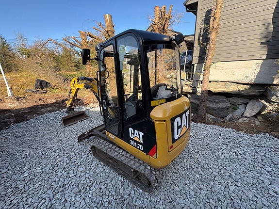 Cat 301.7D minigraver med maskinhenger, pigghammer og 3 skuffer 4 of 26