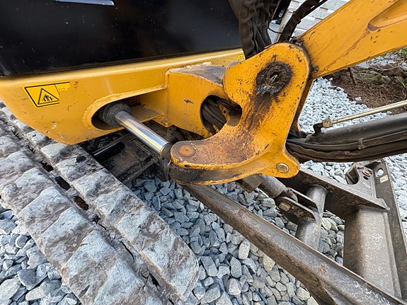 Cat 301.7D minigraver med maskinhenger, pigghammer og 3 skuffer 12 of 26