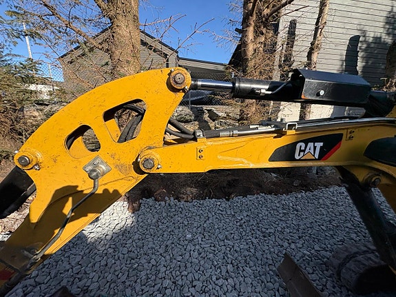 Cat 301.7D minigraver med maskinhenger, pigghammer og 3 skuffer 7 of 26
