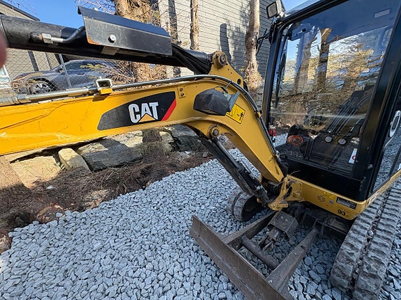 Cat 301.7D minigraver med maskinhenger, pigghammer og 3 skuffer 8 of 26