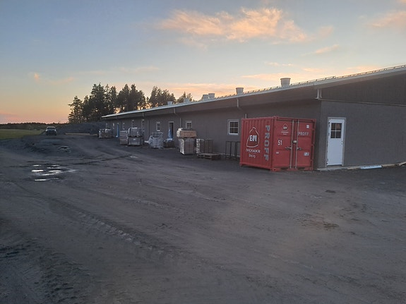Det nye grisehuset under bygging