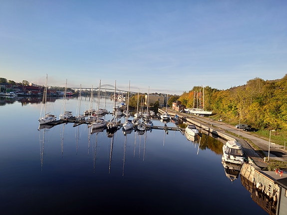 Seilbåtservice AS Marina ligger lunt til i ferskvann nord for Fredrikstadbrua. Det er ca. 25 minutter gange til Fredrikstad sentrum og til togstasjon. - Båtplass sentralt i Fredrikstad