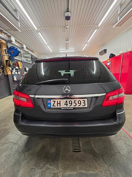 Mercedes-Benz E250 4 of 5