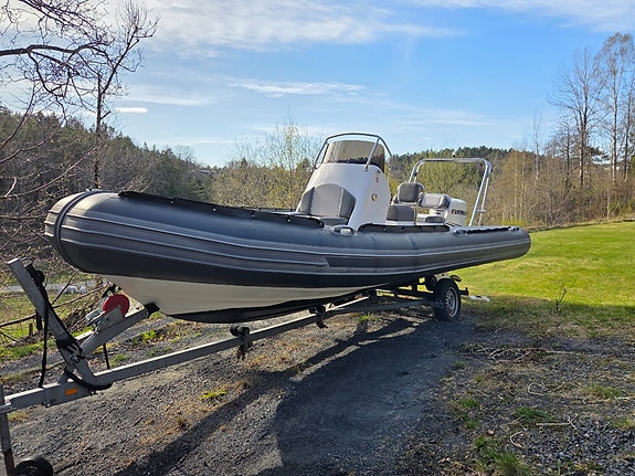 STINGRAY 6.5 RIB 2010 MOD MED 175 HK EVINDURDE E-TECH SEASTAR STYRING