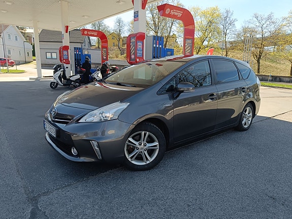 Toyota Prius+ 2 of 5