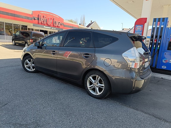 Toyota Prius+ 4 of 5