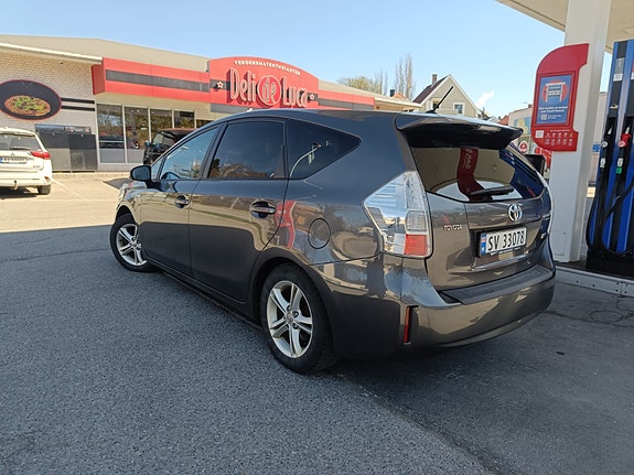 Toyota Prius+ 3 of 5