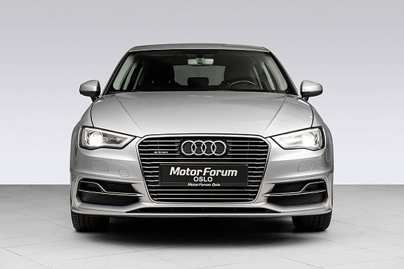 Fremtredende front med karakteristisk grille og moderne LED-lys.
