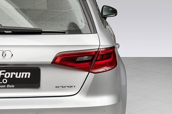 Sportslig bakside med e-Tron emblem og dynamiske detaljer.