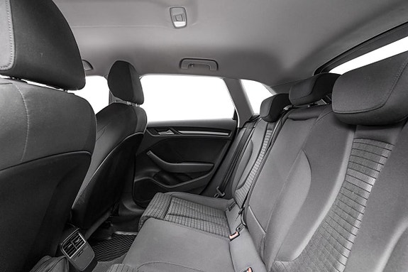 Romslig baksete med Isofix og god plass til passasjerer.