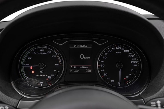 Moderne digitalt speedometer gir oversikt over kjøreinformasjon.