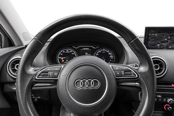 Ratt med Audi-logo og digital instrumentering for optimal kontroll.