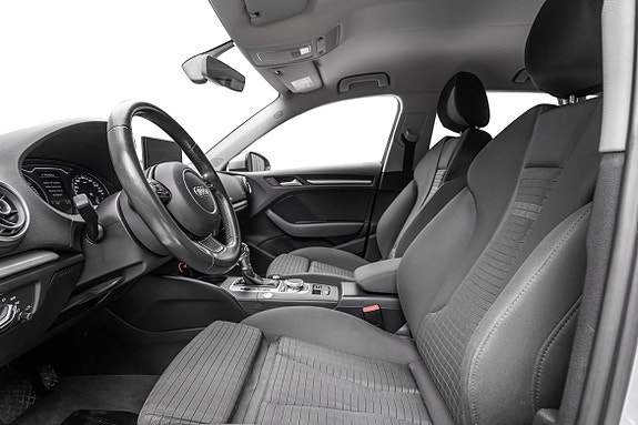 Komfortable sorte seter med Audi-kvalitet og moderne kupédesign.