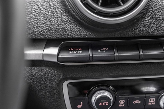 Drive select-knapp og klimakontroller gir komfort og fleksibilitet.