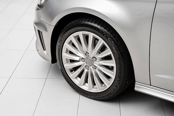 Premium aluminiumsfelger som matcher bilens elegante sølvfarge.