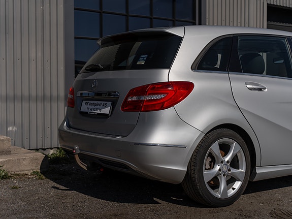Mercedes-Benz B180 4 of 5