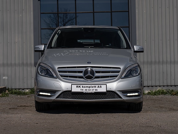 Mercedes-Benz B180 2 of 5