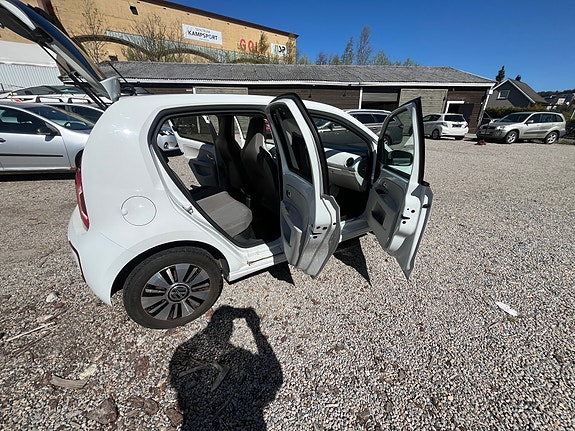 Volkswagen UP! 14 of 24