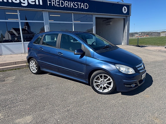 Mercedes-Benz B200 3 of 5