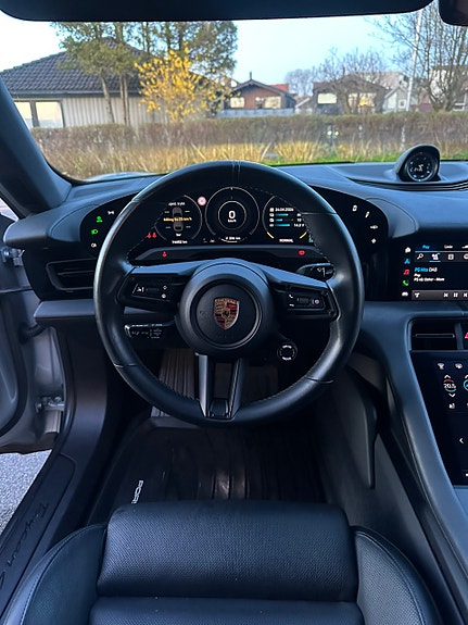 Porsche Taycan 10 of 27