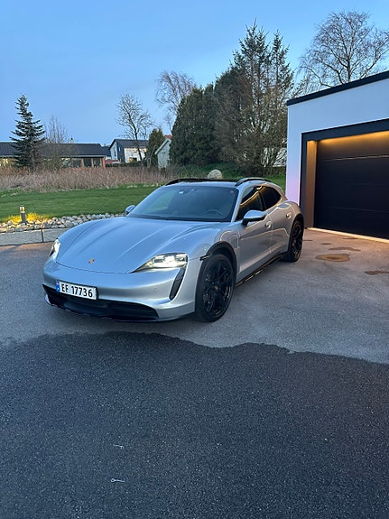 Porsche Taycan 24 of 27