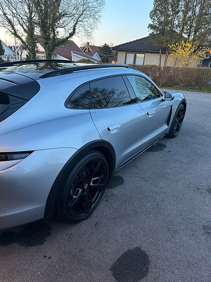 Porsche Taycan 26 of 27