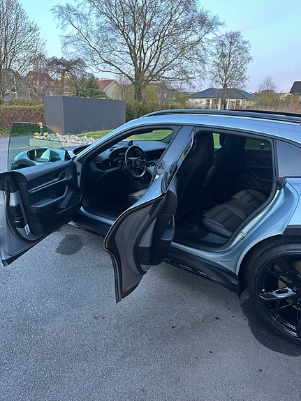 Porsche Taycan 15 of 27