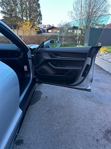 Porsche Taycan 12 of 27