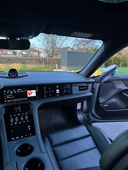 Porsche Taycan 7 of 27