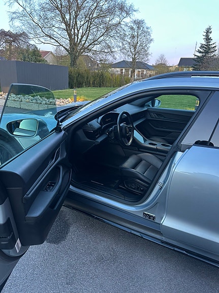 Porsche Taycan 17 of 27