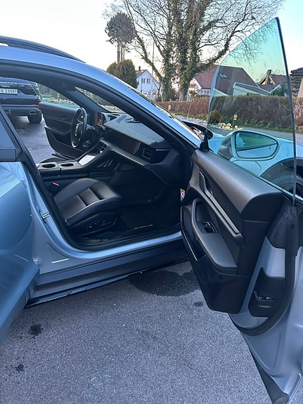 Porsche Taycan 13 of 27