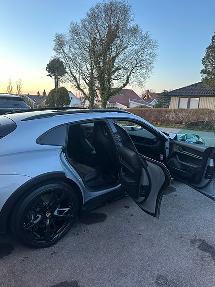 Porsche Taycan 14 of 27