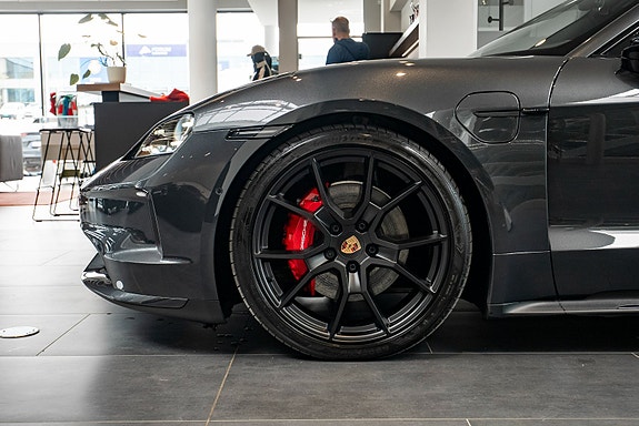 Porsche Taycan Sport Turismo 5 of 5