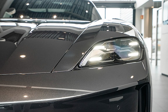 Porsche Taycan Sport Turismo 3 of 5