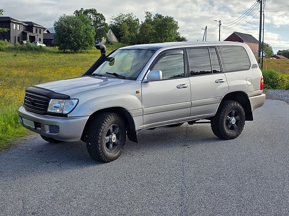 Toyota Land Cruiser 2 of 14