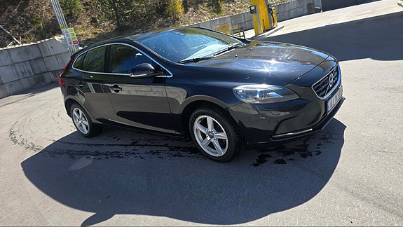 Volvo V40 2 of 19