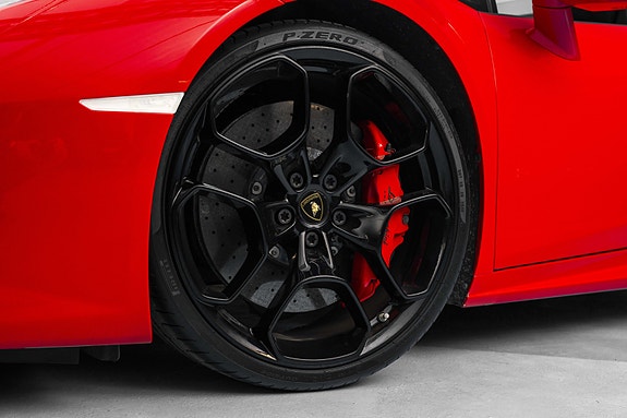 Lamborghini Huracan Spyder 3 of 5