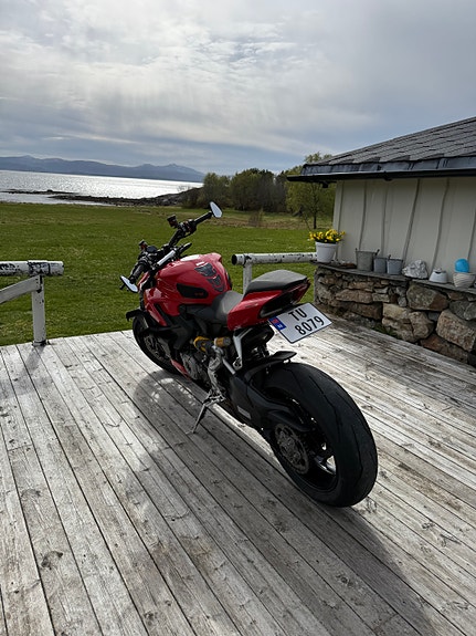 Ducati Streetfighter V2 5 of 7