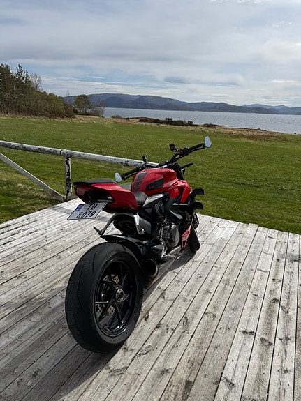 Ducati Streetfighter V2 3 of 7
