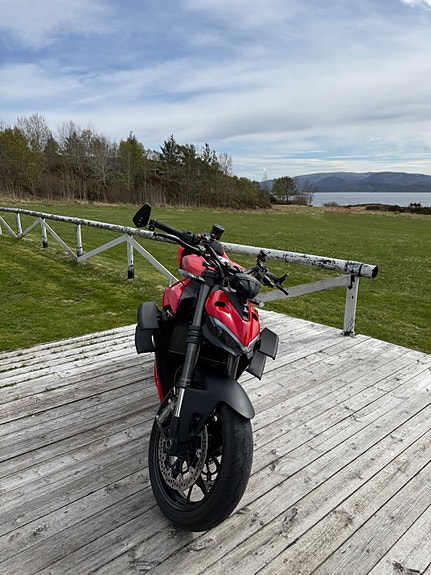 Ducati Streetfighter V2 2 of 7