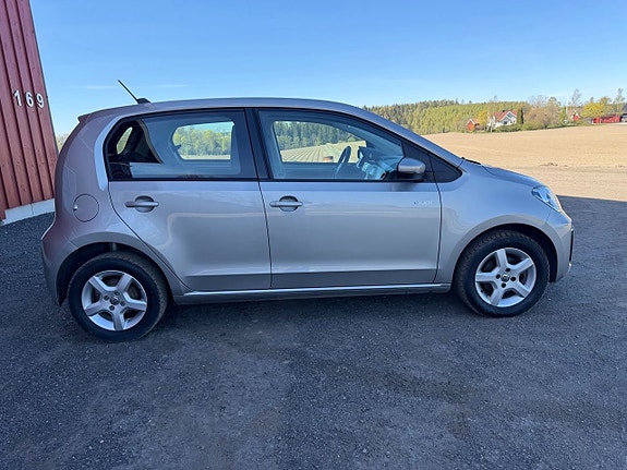 Volkswagen UP! 2 of 5