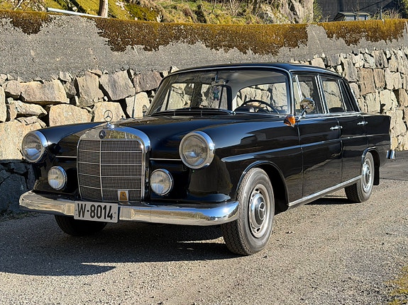 Mercedes-Benz 190 2 of 5
