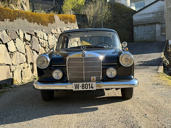 Mercedes-Benz 190 3 of 5