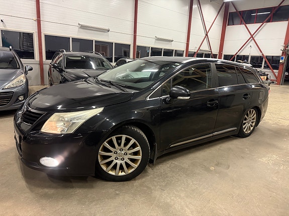 Toyota Avensis 2 of 5