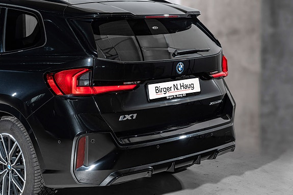BMW iX1 7 of 28