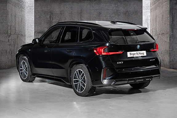 BMW iX1 6 of 28