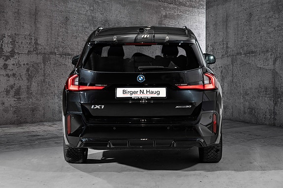 BMW iX1 8 of 28